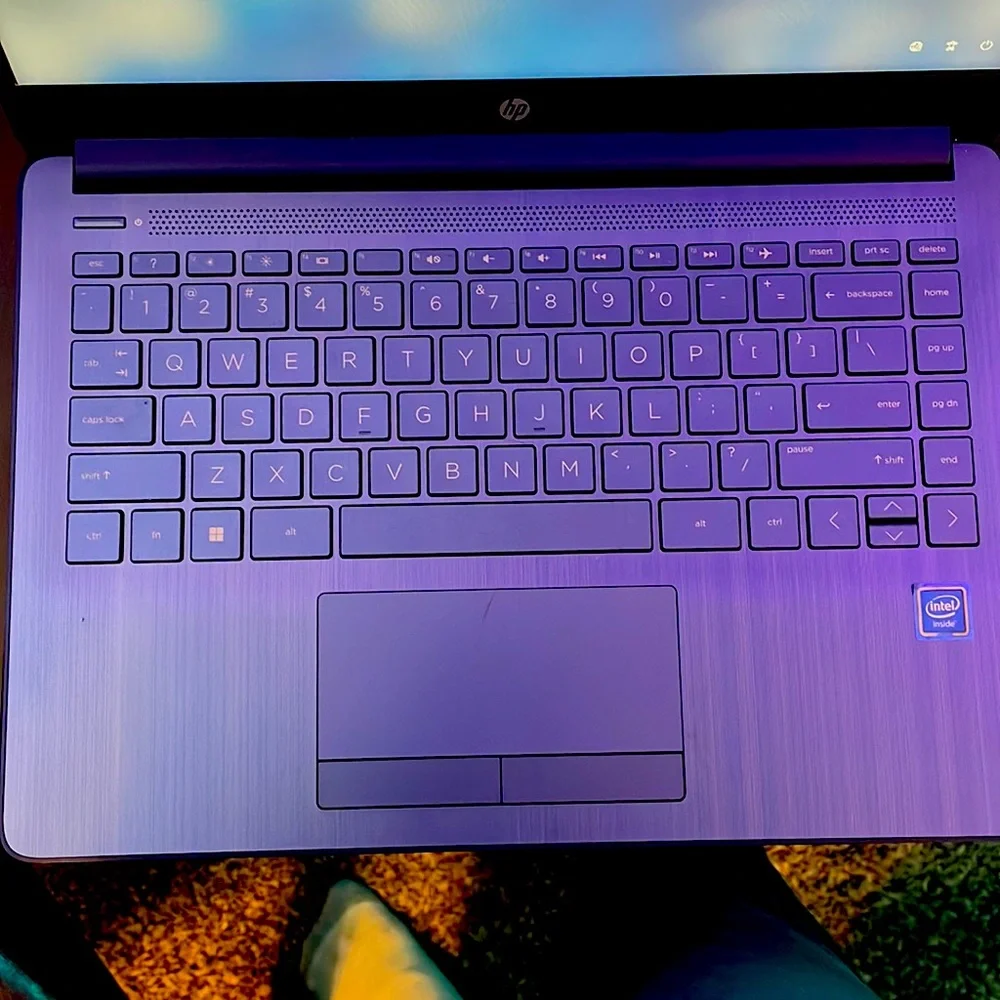 Hp laptop with a onn wireless mouse